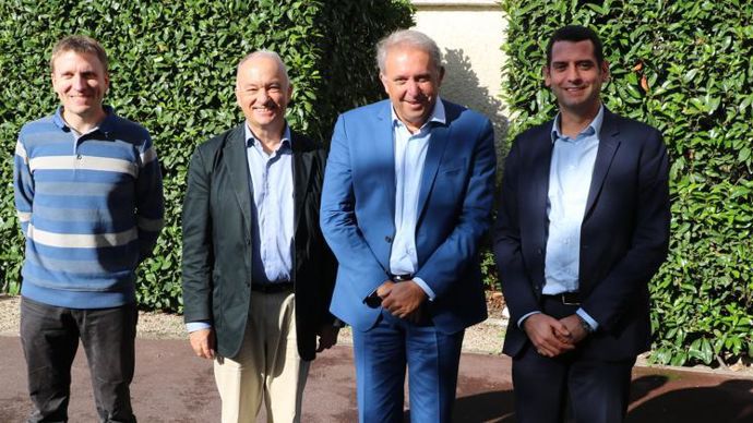 De gauche à droite : Julien Molvot, responsable expérimentation du groupe Deleplanque, Laurent Boisroux, directeur agronomique et de la business unit betteraves, Éric Verjux, président, et Maxime Bouton, directeur commercial et marketing. © B. Cailliez